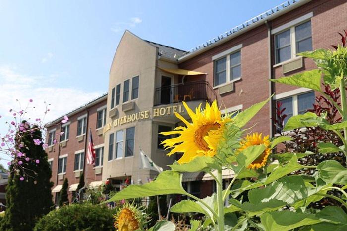 Hotel Riverhouse And