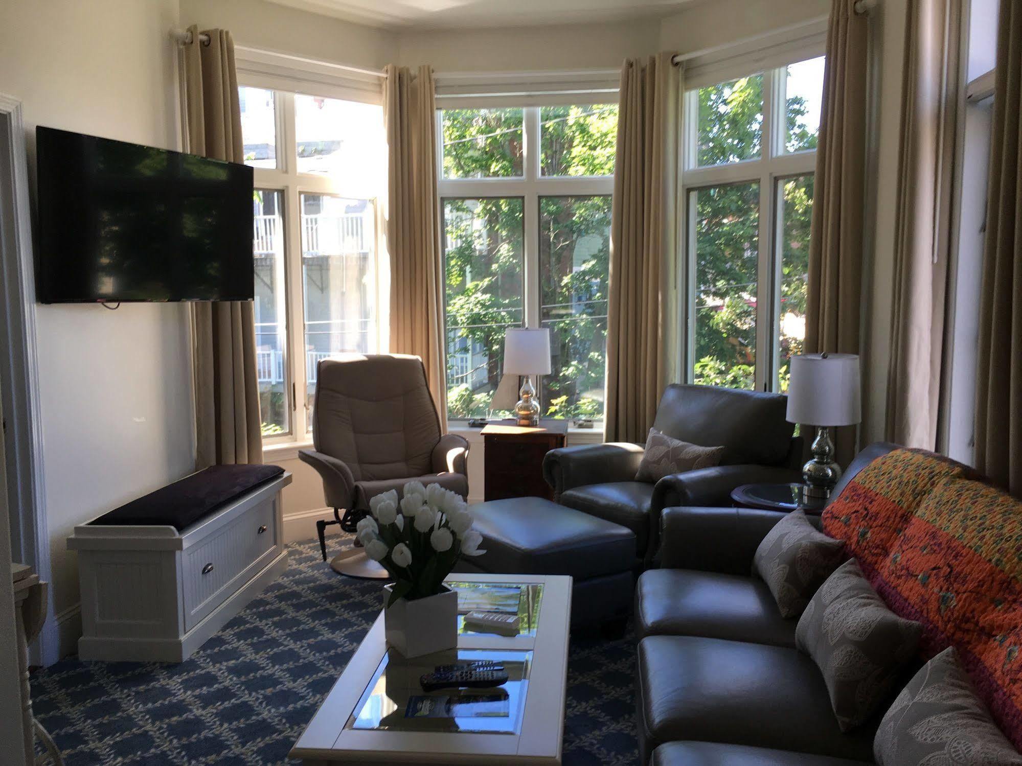 Riverhouse And Hotel